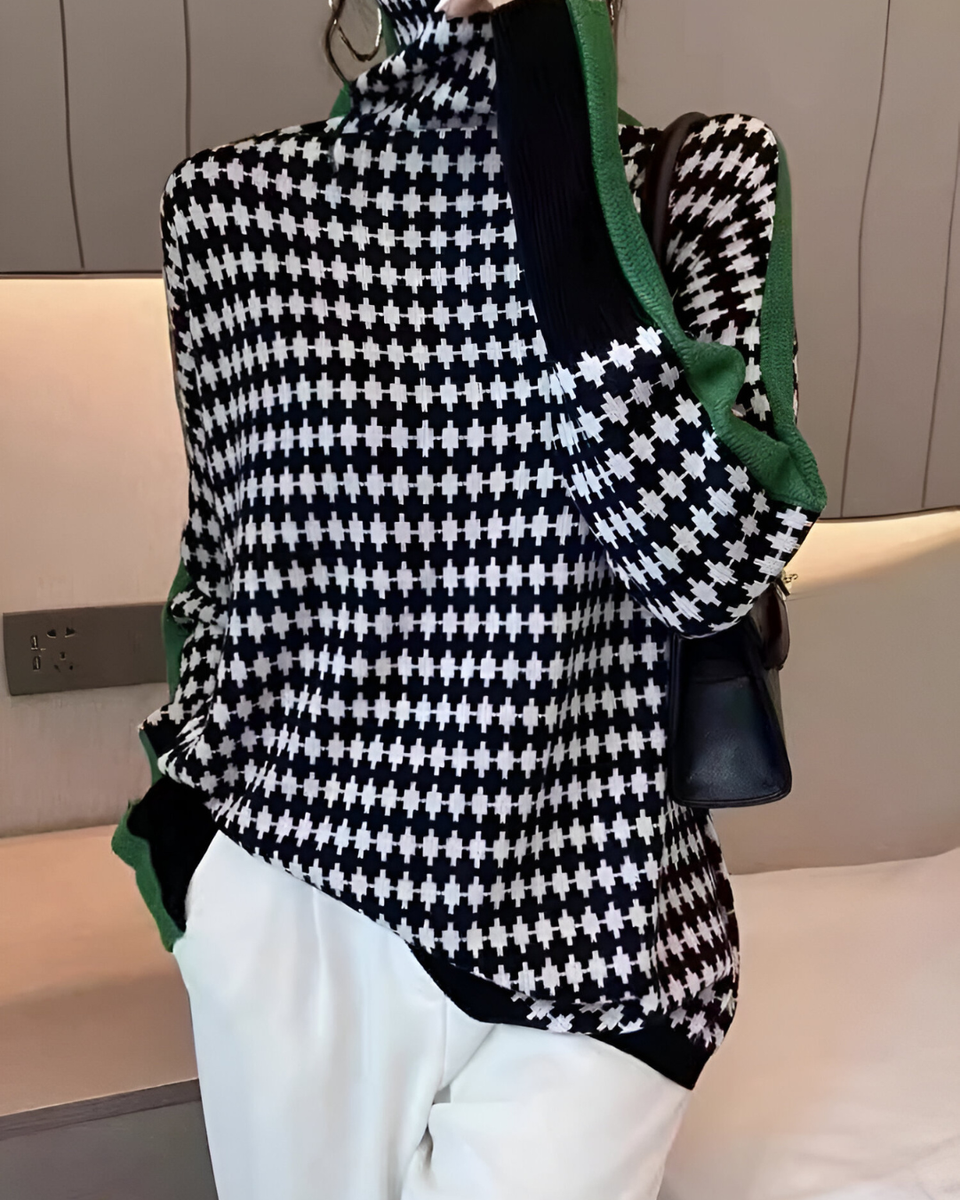 Linea™ – Elegancki Sweter z Wysokim Kołnierzem i Geometrycznym Wzorem